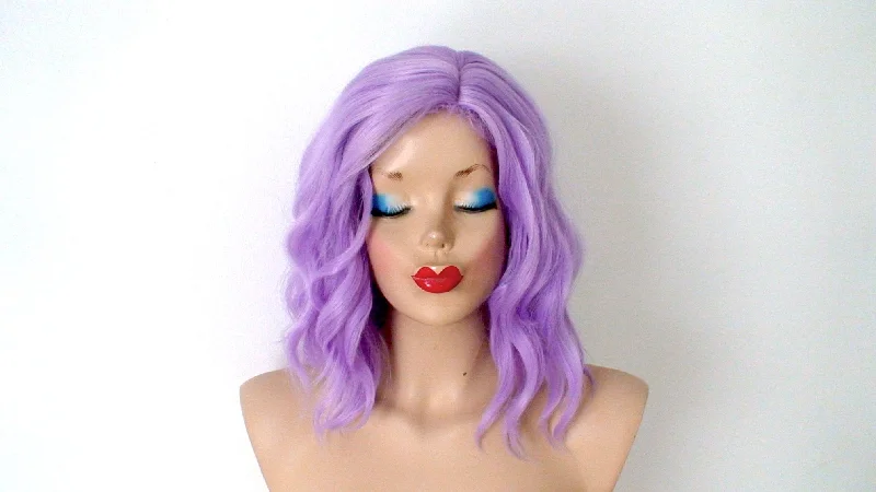 Colored wig with a middle - part for a classic and elegant style16" Pastel Lavender Short Wavy Hairstyle Wig