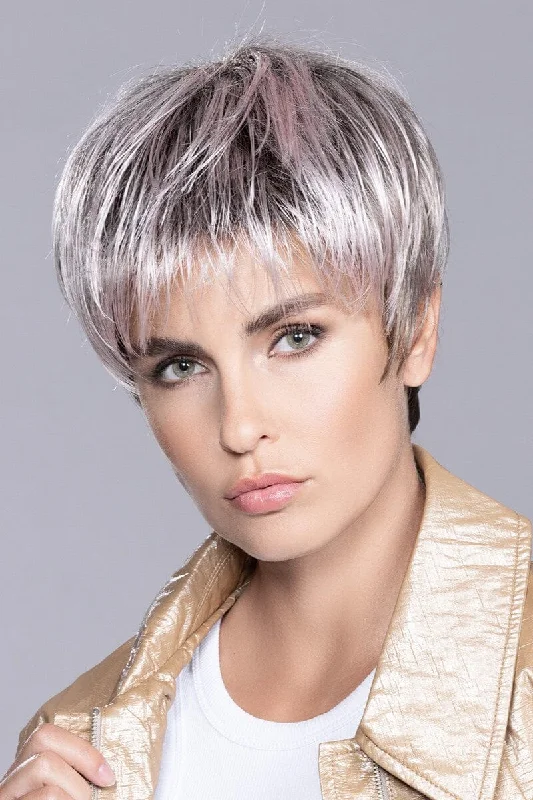 Short wig with auburn highlights for a warm and rich colorEllen Wille Wigs - Stop Hi Tec